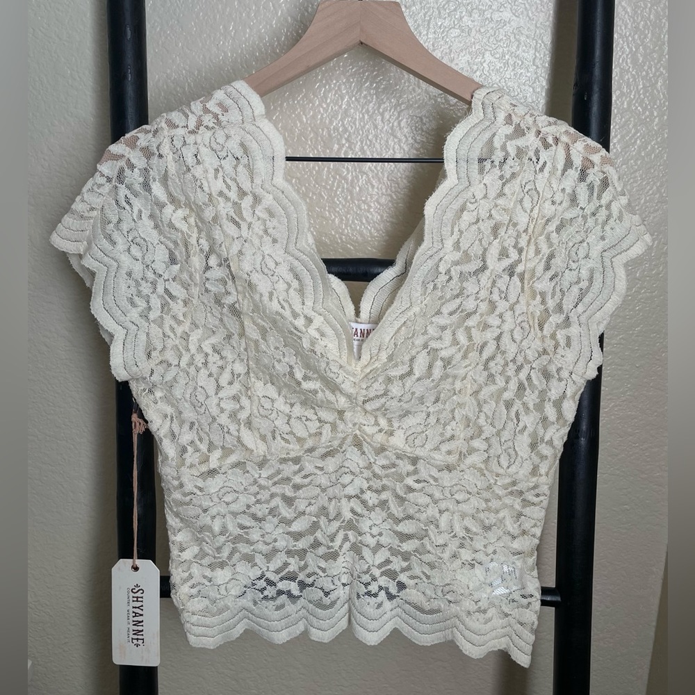 SHYANNE WOMEN'S IVORY LACE SHORT SLEEVE CROP TOP size M